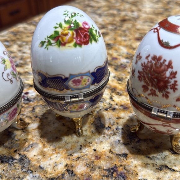 Porcelain Gold footed Eggs. initials R.B with 1078. Not sure age or origination - Picture 6 of 13